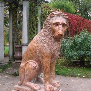 Скульптура льва возле Перголы в Собственном саду 