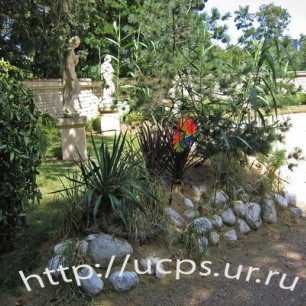 Странный сад со скульптурами