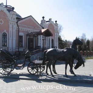 Губернский музей и скульптурная композиция «Пара коней, запряженных в экипаж», отлитая в бронзе. 