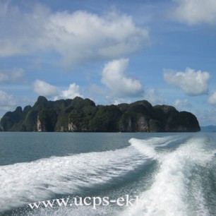 Отдыхая на Пхукете,  можно совершать морские прогулки на малые острова Андаманского моря, такие как Пхи-Пхи, Ланта и к Симиланским островам.
