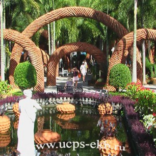 Рядом с садом орхидей находится сад горшков, в котором можно увидеть разнообразные скульптуры, собранные из цветочных глиняных горшочков.
