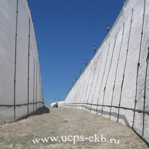Подпорные стены Прямского взвоза Тобольского Кремля - уникальный памятник инженерного искусства конца XVIII в. Длина стен 180 м.