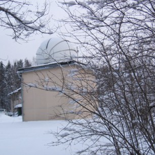Домики с округлыми куполами - это телескопы обсерватории. Купол крыши еще и вращается. 