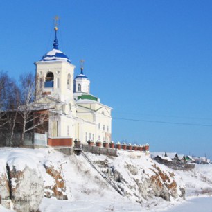 На одном из отрогов Слободского камня, прямо на скале, возвышается Георгиевская церковь. 