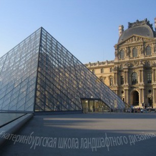 Над входом в музей установлена скандально известная стеклянная пирамида. Очередь начинает формироваться очень рано - около 6 часов утра по местному вр