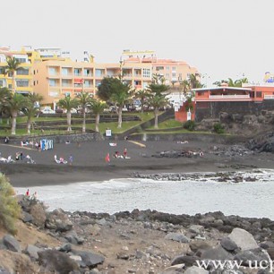 Вулканический песок на пляжах Тенерифе черного цвета, он обладает целебными свойствами.