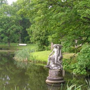 Скульптура на пруду